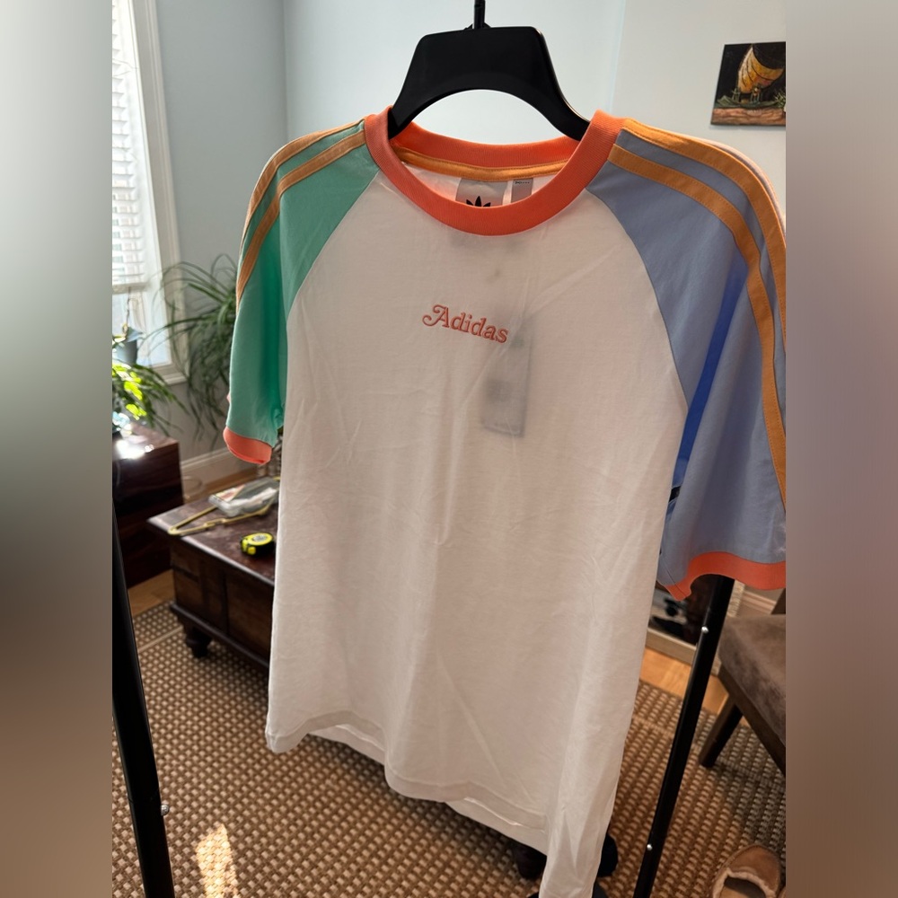 Adidas tee. Men’s S or women’s M